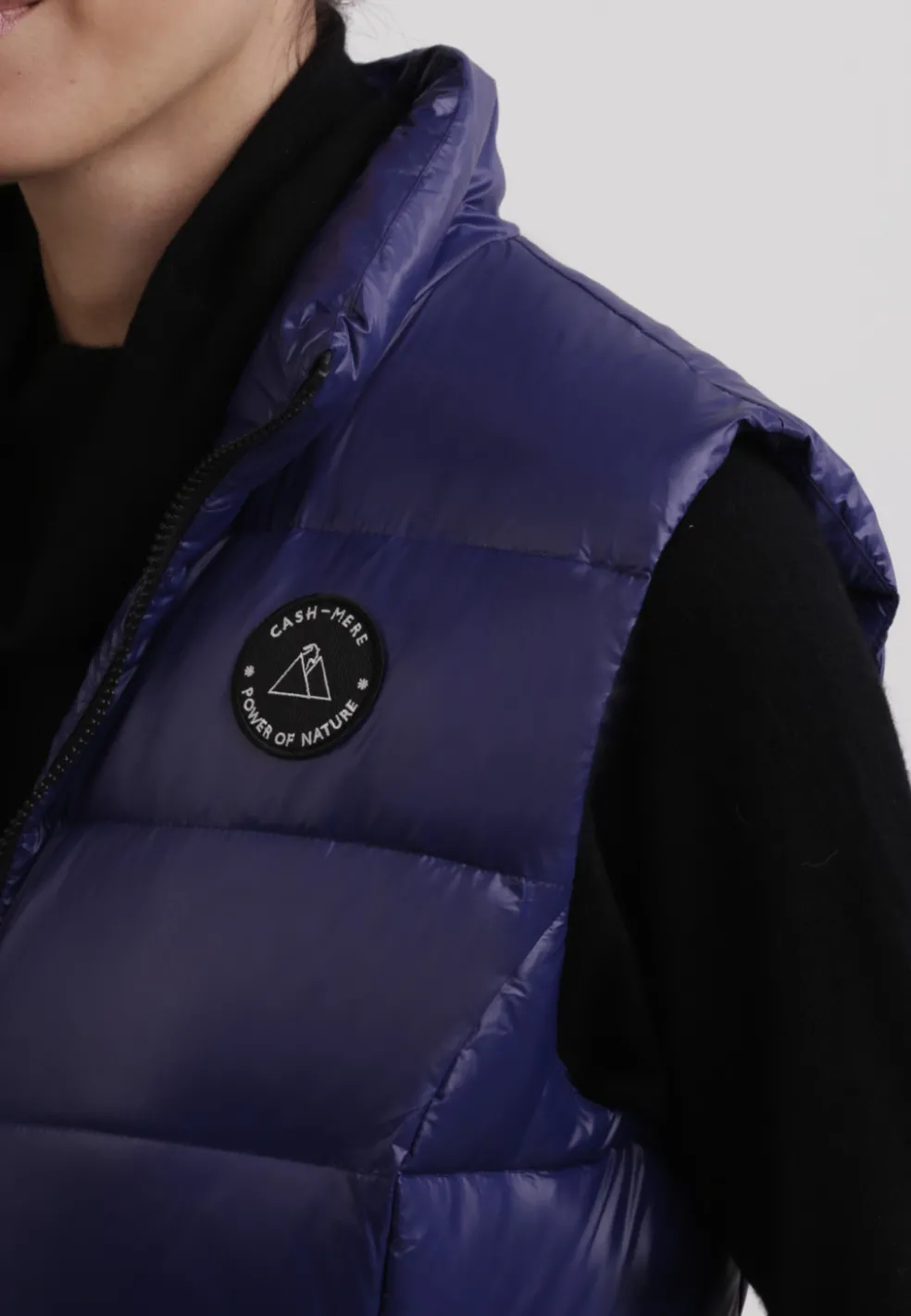 Daunengilet mit Kaschmirfutter in glänzender Optik navy