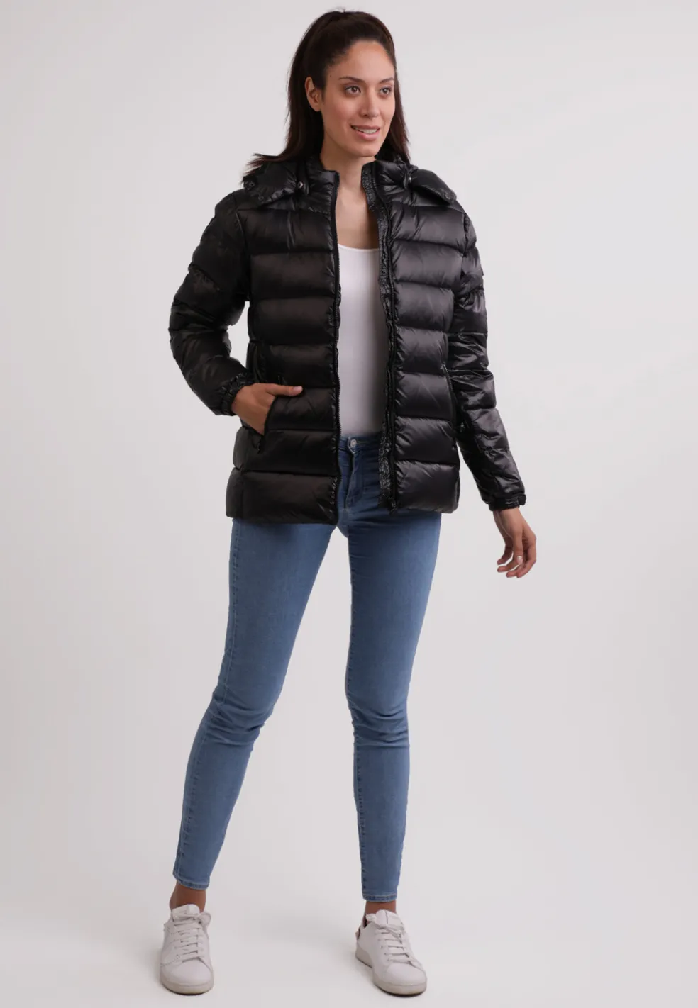 Daunenjacke mit Kapuze und Kaschmirfutter in glänzender Optik schwarz