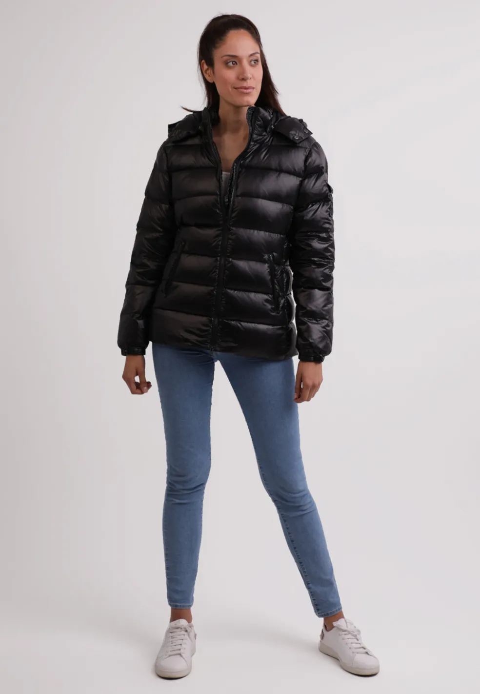 Daunenjacke mit Kapuze und Kaschmirfutter in glänzender Optik schwarz