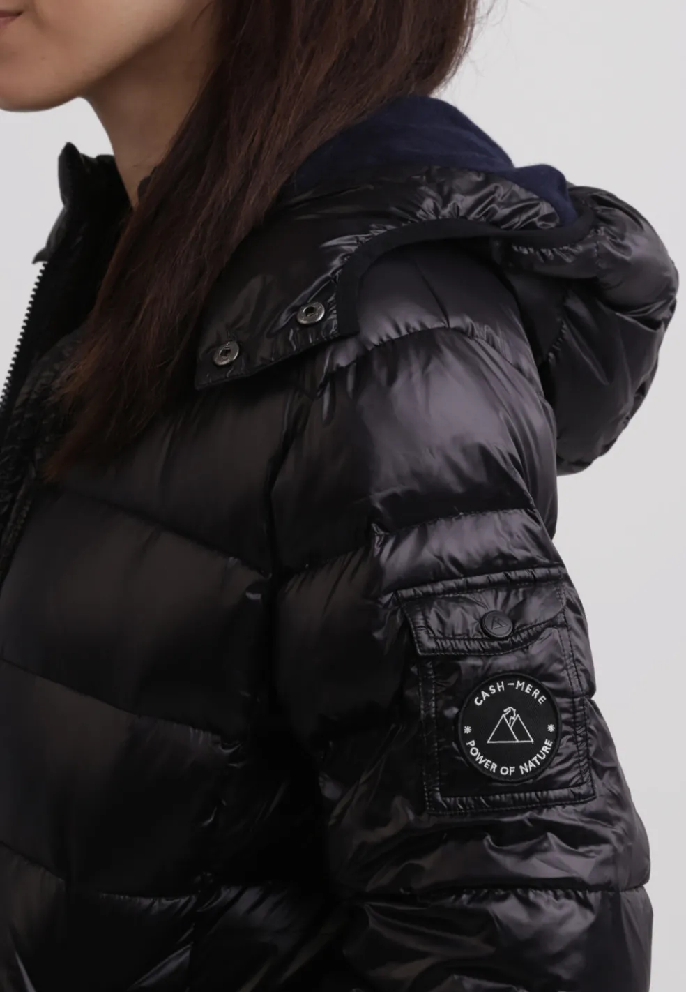 Daunenjacke mit Kapuze und Kaschmirfutter in glänzender Optik schwarz