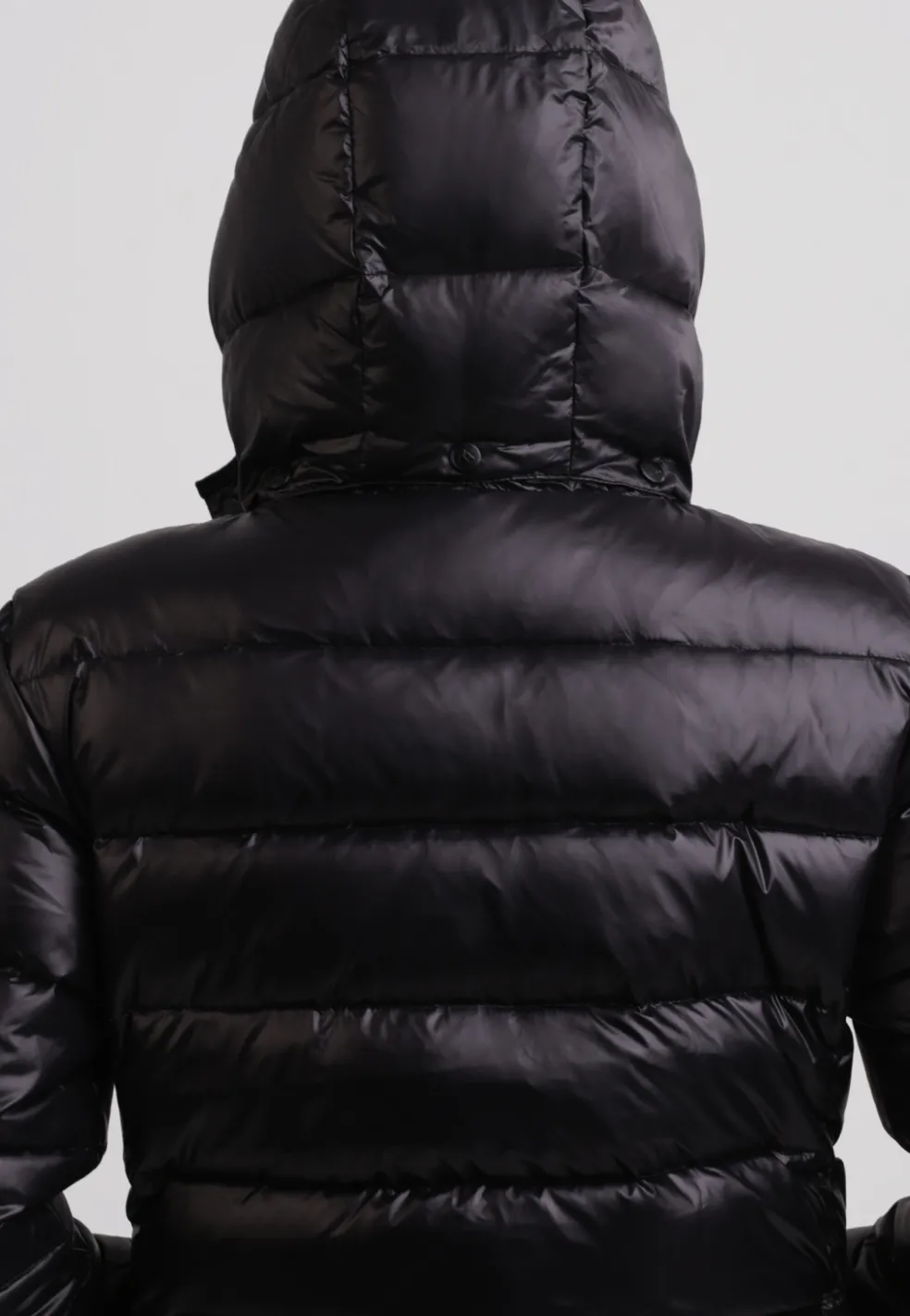 Daunenjacke mit Kapuze und Kaschmirfutter in glänzender Optik schwarz