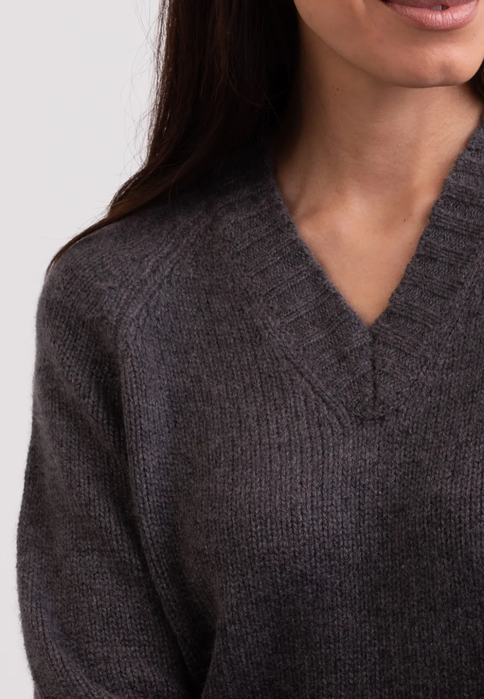 Grobgestrickter Recycelter Kaschmir V-Ausschnitt Pullover mittel anthrazit