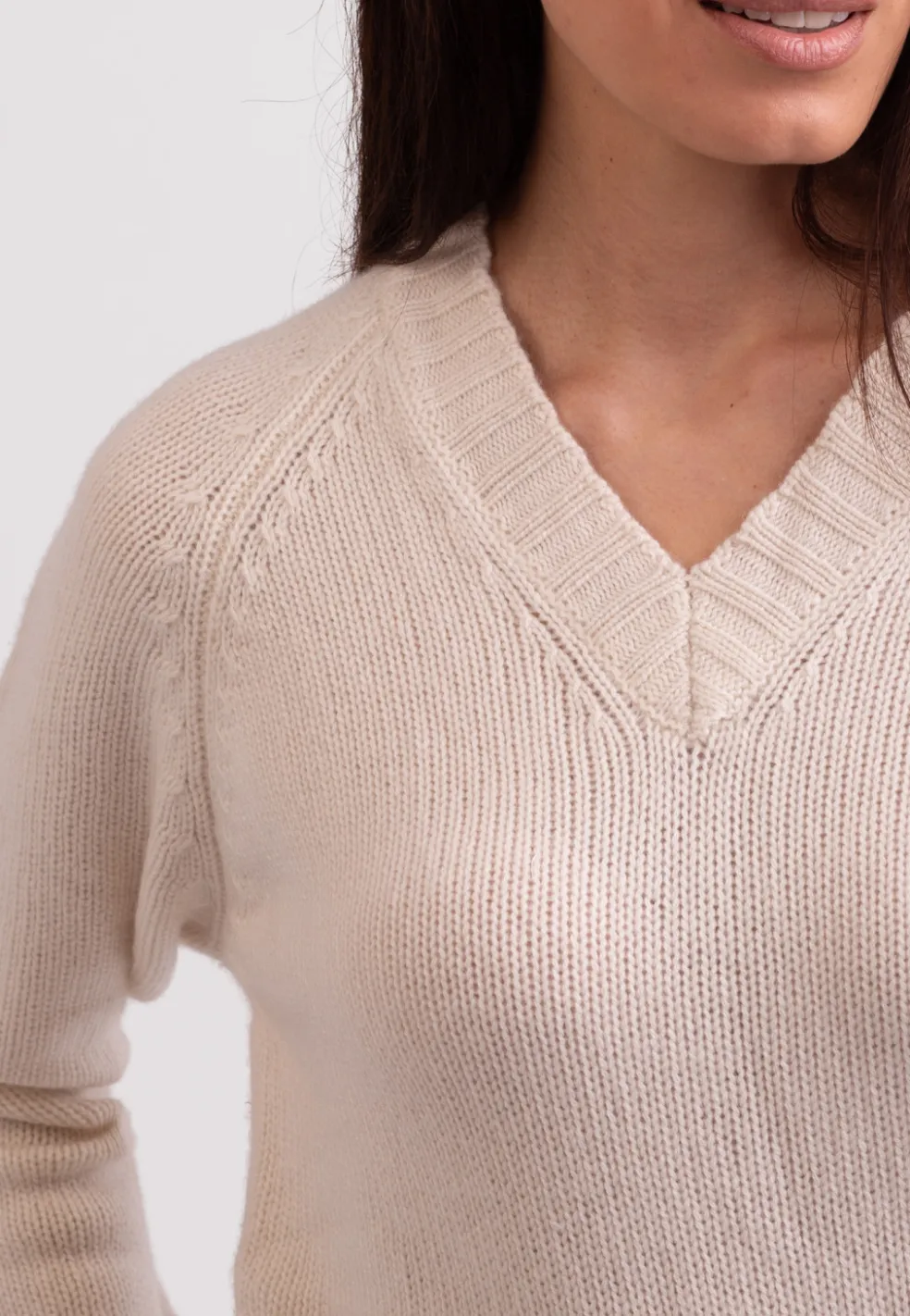 Grobgestrickter Recycelter Kaschmir V-Ausschnitt Pullover ecru