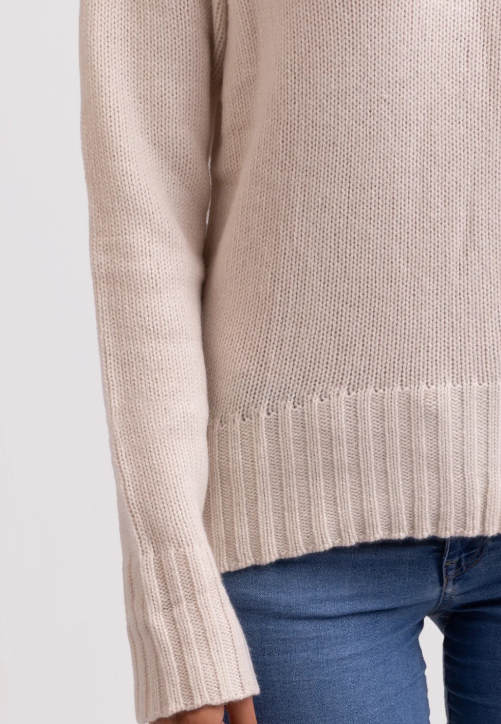 Grobgestrickter Recycelter Kaschmir V-Ausschnitt Pullover ecru