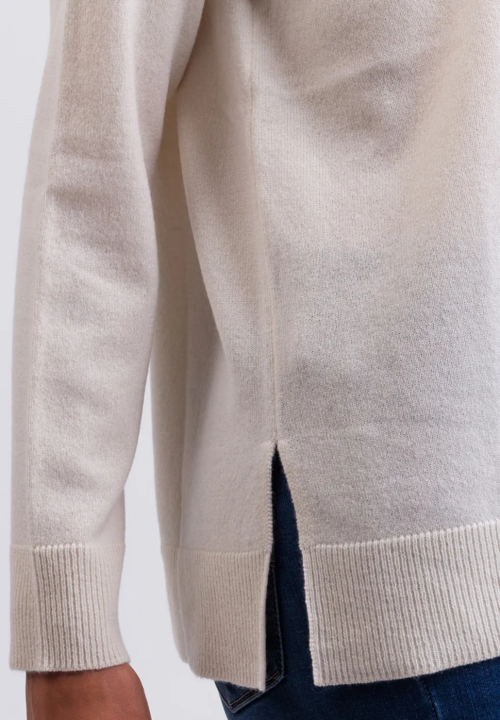 Kaschmir Rundhals Pullover mit Seitenschlitzen weiss